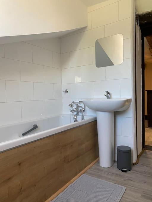 Spacious 1 Bed Home With Shared Pool Champagnac-la-Riviere Bagian luar foto