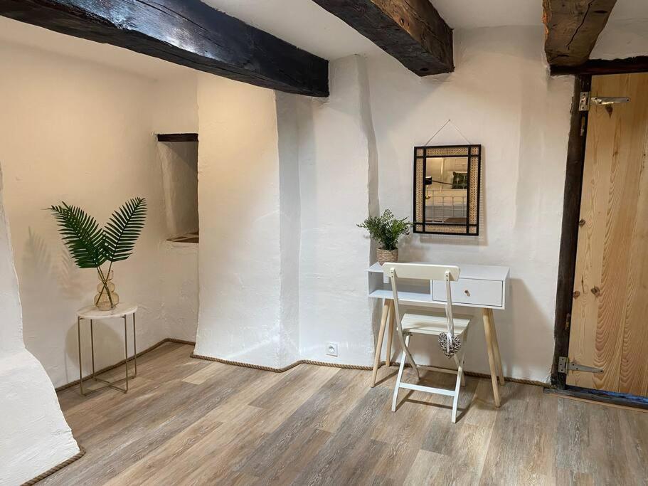 Spacious 1 Bed Home With Shared Pool Champagnac-la-Riviere Bagian luar foto